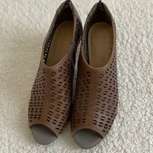 Bella vita peep toe booties hot sale